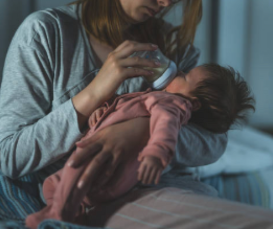 đŒ Comment prĂ©parer un biberon rapidement la nuit ? 5 astuces pour les jeunes parents fatiguĂ©s